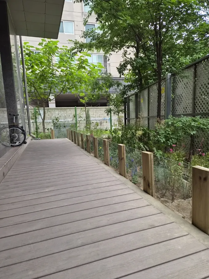 공동주택 화단 경계 목재 지주 철망울타리 시공 현장 — 농장휀스에서 보는 동물침입방지휀스